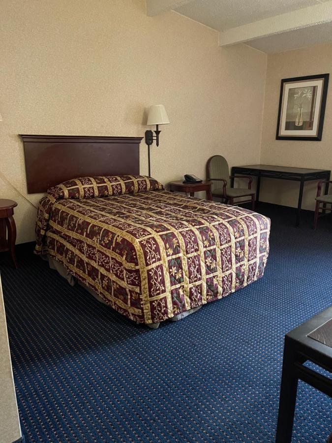 Budget Inn Temple Hills Eksteriør billede